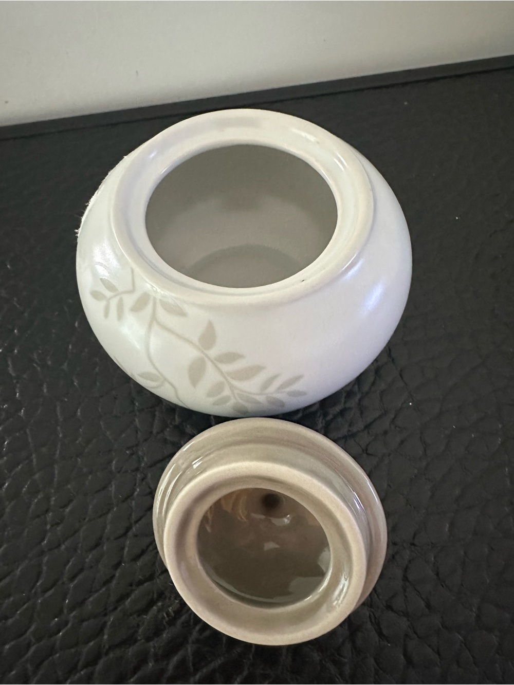 Elite Leaf-Pattern Creamer and Sugar Set Pre-Owned - Picture 9 of 15